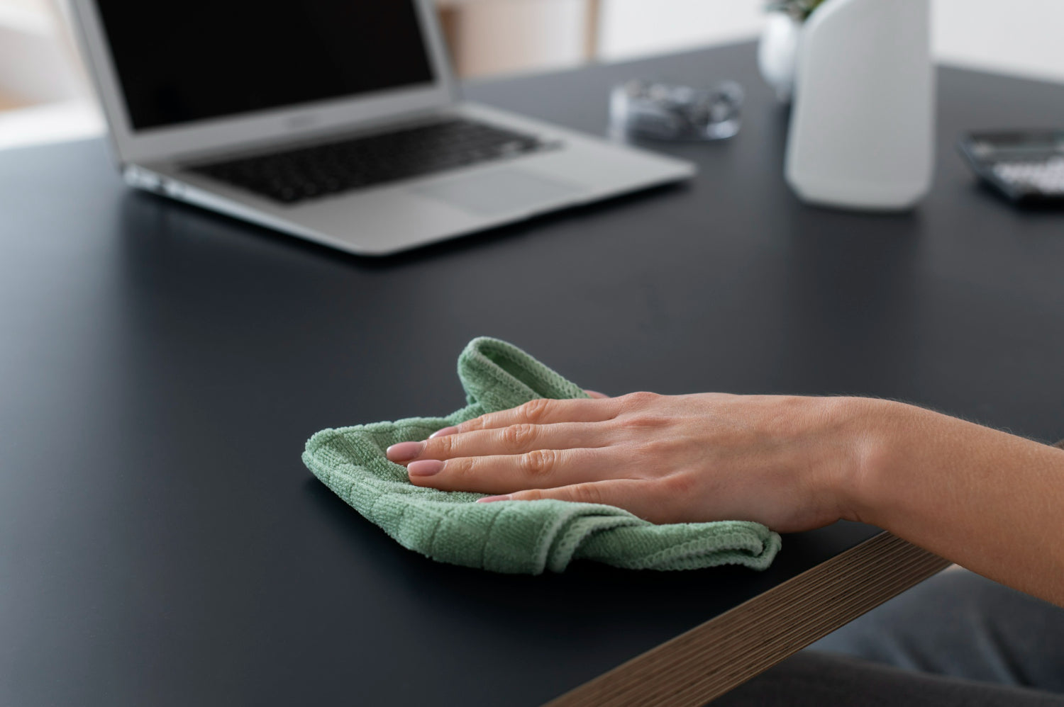 Clean Computer Office Desk How to Clean Your Office Desk, Office Supplies, and Desk Sets for a He ...