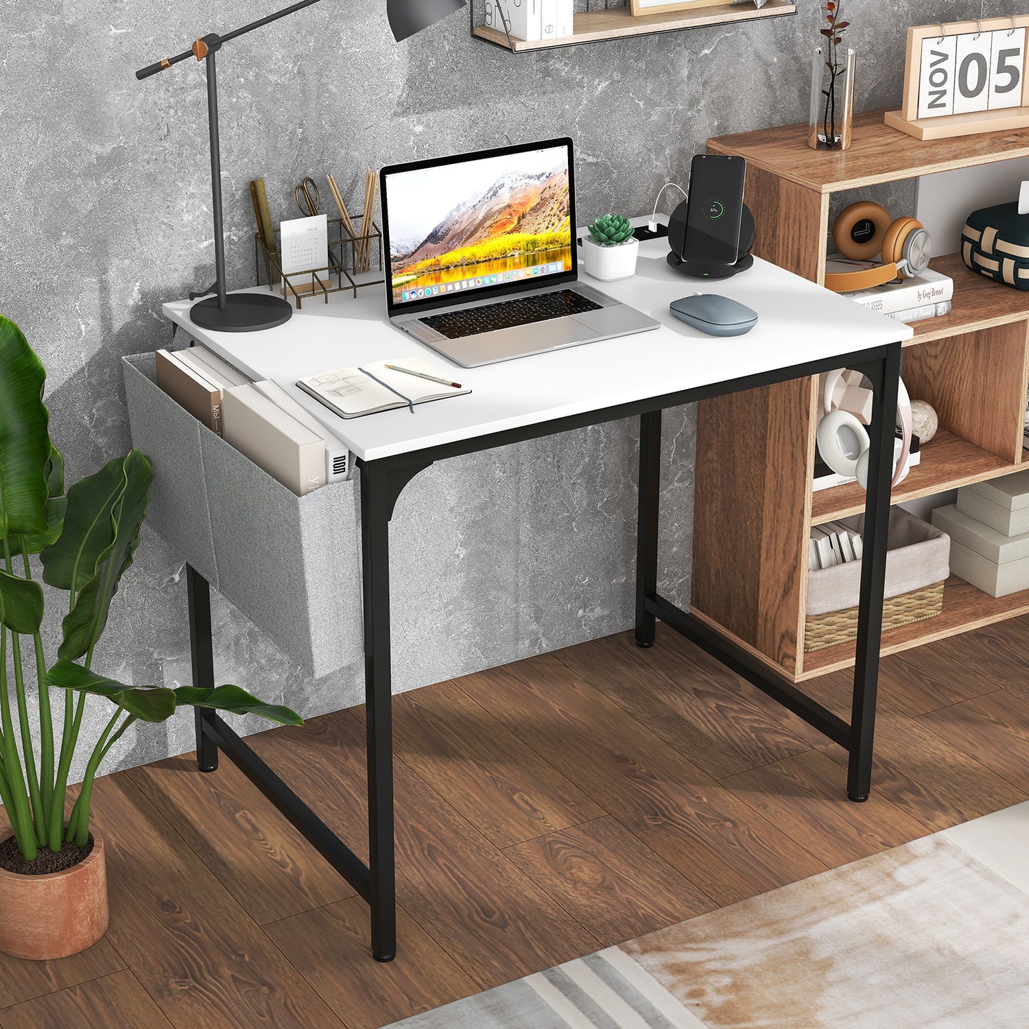 32 Inch Computer Desk Small Home Office Desk with Charging Station