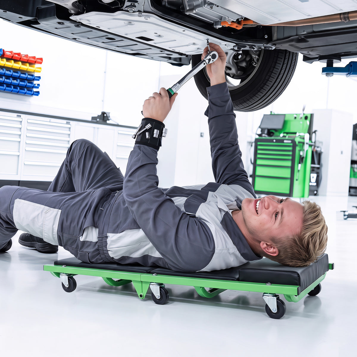 Foldable Automotive Creeper with 360Â° Swivel Wheels 330 lbs for Garage-Green